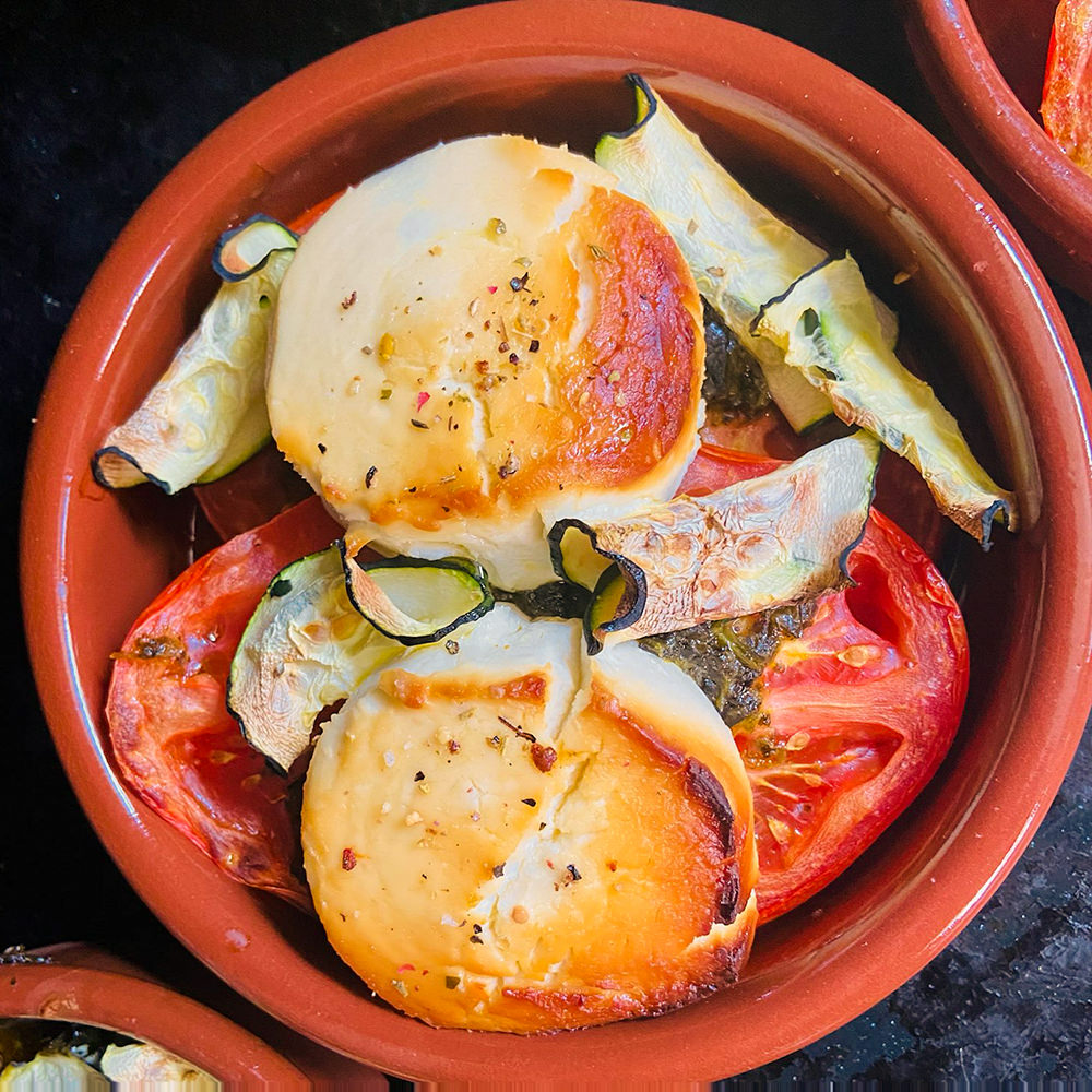Low Carb Slow Food: Gebackener Ziegenfrischkäse auf Tomaten mit Pinienkernen von Petra Buhl